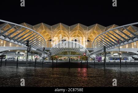 Lissabon, Portugal - 05. august 2018. Moderne Architektur am Bahnhof Oriente (Gare do Oriente), der verkehrsreichsten Station (kombinierter Bus, Zug und U-Bahn) d Stockfoto