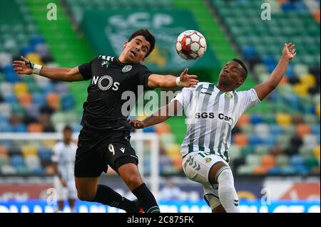 Marcos Acuna aus Sporting (L) und Eber Bessa aus V. Setubal (R) in Aktion gesehen in Runde 33 der portugiesischen Liga NOS Spiel zwischen Sporting und V. Setubal im Estadio Alvalade XXI in Lissabon.(Endstand: Sporting 0:0 V. Setubal) Stockfoto