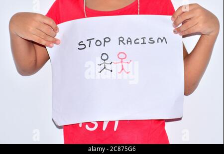 Kind hält ein Brett sagen stoppen Rassismus Stockfoto