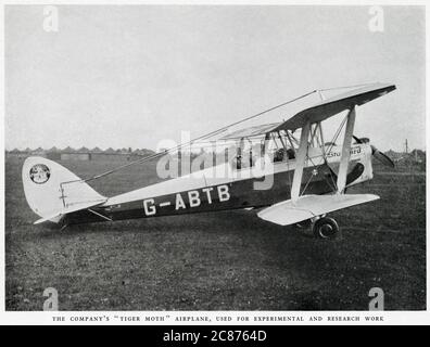 Das Flugzeug G-ABTB Tiger Moth wird für Experimente und Forschungsarbeiten von STC (Standard Telephones and Cables Limited) verwendet. Stockfoto