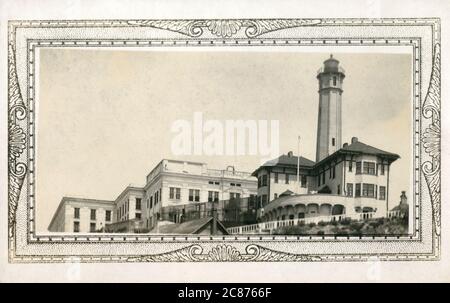 Alcatraz Federal Penitentiary oder United States Penitentiary, Alcatraz Island - Hochsicherheitsgefängnis auf Alcatraz Island vor der Küste von San Francisco, Kalifornien, USA. Betrieb als Gefängnis vom 11. August 1934 bis zum 21. März 1963. Das Hauptgefängnis wurde 1910–1912 als Militärgefängnis der US-Armee errichtet, das zum Zeitpunkt der Veröffentlichung dieser speziellen Karte verwendet wurde. Stockfoto