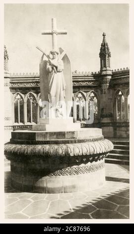 Denkmal entworfen von Carlo Marochetti und errichtet in Kanpur (Cawnpore) an der Stelle des Bibighar Brunnens, wo britische Frauen und Kinder (Überlebende der Belagerung von Cawnpore) brutal getötet wurden. Der ausgetrocknete Brunnen wurde von Nana Sahibs Streitkräften während der Indianermutterei 1857, bei dem so genannten Bibighar-Massaker, zur Entsorgung der Leichen verwendet. Stockfoto