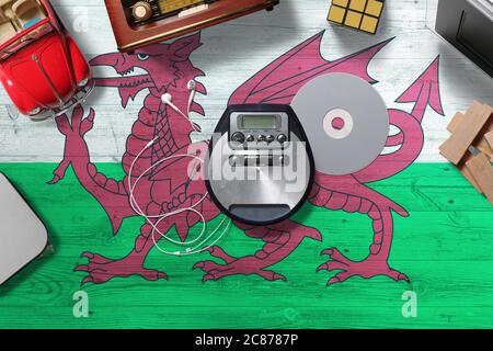 Wales-Flagge auf Holztisch mit Retro-Digital-Media-Konzept. Nationale Unterhaltung. Stockfoto