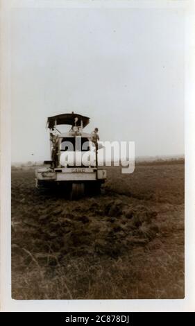 Vintage Fowler Dampfwalze auf einem schweren dreirädrigen Anhänger, England. Stockfoto