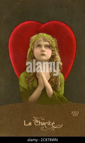 Kitsch-französische Postkarte mit einer Darstellung von "Charity". Stockfoto