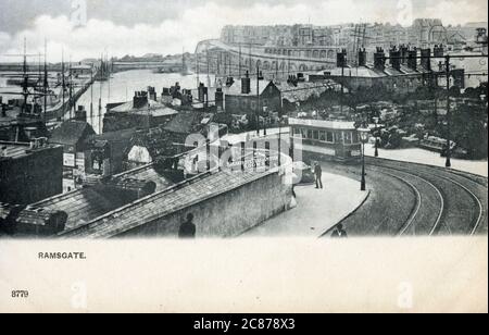 Straßenbahn auf Madeira Walk (betrieben von der Isle of Thanet Electric Tramways and Lighting Company), Ramsgate, Kent mit Blick auf den Hafen. Am 3. August 1905, Wagen 41, während eines routinemäßigen Abstiegs der Steigungen, und der nachtragende Sturz führte den Hügel von Madeira hinunter in den Hafen von Ramsgate, geriet plötzlich außer Kontrolle, sprang über die Schienen, sodass er direkt durch die Geländer stürzte, sodass er dann über die angrenzende 30 Fuß (9,1 m) hohe Klippe fiel und Verletzungen für den Fahrer verursachte. Stockfoto