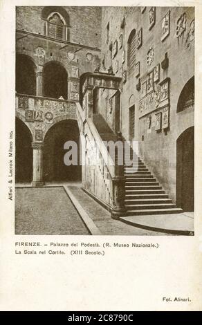 Florenz, Italien - Bargello (Palazzo del Podesta) - Treppe und Innenhof (13. Jahrhundert). Stockfoto