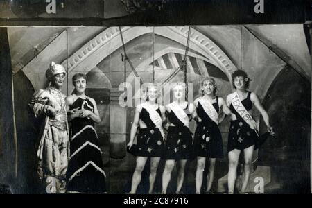 WW2 - Eine Drag-Show britischer Kriegsgefangener im Stalag XXI-D, einem deutschen Kriegsgefangenenlager aus dem Zweiten Weltkrieg in Posnan, Polen - die Szene scheint von einem Schönheitswettbewerb in den USA zu sein, da die „Damen“ Bänder tragen, auf denen die Namen von US-Staaten stehen. Stockfoto