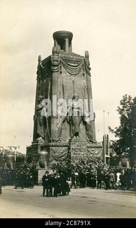 Siegesfeier im Juli 1919 - Moument aux Morts pour la Patrie (Monument to the Dead of the Vaterland/Country) - 8. Arrondissement, Paris, Frankreich. Stockfoto