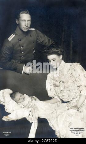 Der deutsche Kronprinz Wilhelm (1882-1951), seine Frau Herzogin Cecilie von Mecklenburg-Schwerin (1886-1954) und ihr kleiner Sohn, Prinz Wilhelm von Preußen (1906-1940). Stockfoto