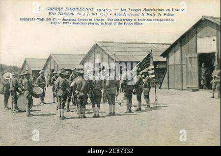 WW1 - amerikanische Truppen in Frankreich feiern Unabhängigkeitstag - 4. Juli 1917. Musiker, die vor dem Polizeiamt spielen. Stockfoto