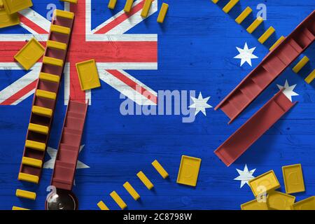 Australien Flagge mit nationalem Hintergrund mit Dominosteine auf Holztisch. Draufsicht. Spielkonzept. Stockfoto