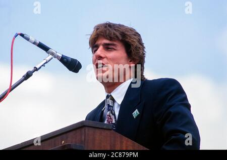 Schauspieler Tom Cruise macht am 22. April 1990 bei einer Kundgebung am Earth Day im US-Kapitol in Washington, DC, Bemerkungen. Die Veranstaltung feierte den 20. Jahrestag des Earth Day.Quelle: Howard L. Sachs/CNP weltweit Stockfoto