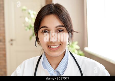 Indische Ärztin tragen Headset Gesicht Kopfschuss. Telemedizin in Indien Stockfoto