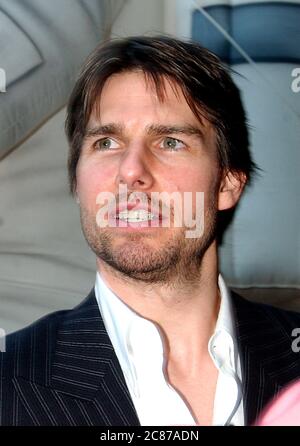 Washington, Vereinigte Staaten Von Amerika. April 2002. Tom Cruise, Sprecher des neuen Films "Imax Space Station 3D", kommt am 17. April 2002 zur Premiere des Films in Washington, DC im National Air and Space Museum an.Quelle: Ron Sachs/CNP Quelle: dpa/Alamy Live News Stockfoto