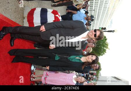 Washington, Vereinigte Staaten Von Amerika. April 2002. Tom Cruise, Sprecher des neuen Films "Imax Space Station 3D", und Penelope Cruz kommen am 17. April 2002 im National Air and Space Museum zur Premiere des Films in Washington, DC an.Quelle: Ron Sachs/CNP Quelle: dpa/Alamy Live News Stockfoto