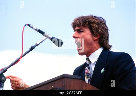 Schauspieler Tom Cruise macht am 22. April 1990 bei einer Kundgebung am Earth Day im US-Kapitol in Washington, DC, Bemerkungen. Die Veranstaltung feierte den 20. Jahrestag des Earth Day.Quelle: Howard L. Sachs/CNP weltweit Stockfoto