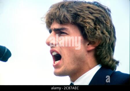 Schauspieler Tom Cruise macht am 22. April 1990 bei einer Kundgebung am Earth Day im US-Kapitol in Washington, DC, Bemerkungen. Die Veranstaltung feierte den 20. Jahrestag des Earth Day.Quelle: Howard L. Sachs/CNP weltweit Stockfoto