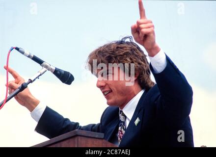 Schauspieler Tom Cruise macht am 22. April 1990 bei einer Kundgebung am Earth Day im US-Kapitol in Washington, DC, Bemerkungen. Die Veranstaltung feierte den 20. Jahrestag des Earth Day.Quelle: Howard L. Sachs/CNP weltweit Stockfoto