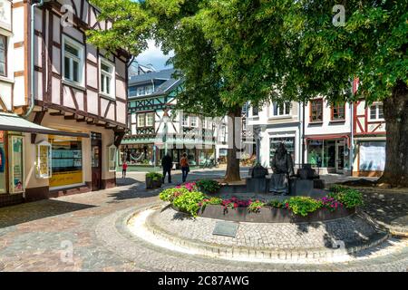 Linz, Deutschland, 07/12/2020: Stadtbild der idyllischen Altstadt Linz am Rhein mit der Skulptur der Buttermarktfrau Stockfoto