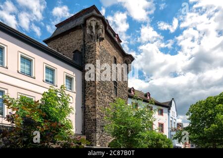 Linz am Rhein, Altstadtszene mit Rheintorturm, Deutschland Stockfoto