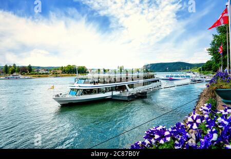 Rheinufer mit Fähre und Ausflugsschiff in Linz am Rhein (Linz am rhein), Deutschland Stockfoto