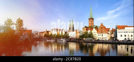 Skyline der historischen Stadt Lübeck mit Trave im Sommer, Schleswig-Holstein, Deutschland Stockfoto