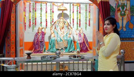 Beawar, Indien. Juli 2020. Hindu Mädchen eifrigen bieten Gebete am Lord Ganesha Tempel anläßlich von Somvati Amavasya inmitten des heiligen Monats von Shravan, in Beawar an. (Foto von Sumit Saraswat/Pacific Press) Quelle: Pacific Press Agency/Alamy Live News Stockfoto