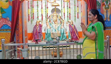 Beawar, Indien. Juli 2020. Hinduistische Frauen eifrigen bieten Gebete am Lord Ganesha Tempel anläßlich von Somvati Amavasya inmitten des heiligen Monats von Shravan, in Beawar an. (Foto von Sumit Saraswat/Pacific Press) Quelle: Pacific Press Agency/Alamy Live News Stockfoto