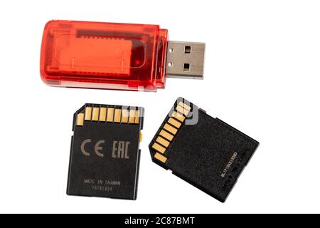 Adapter für USB-Lesegerät mit zwei isolierten SD-Karten auf weißem Hintergrund Stockfoto