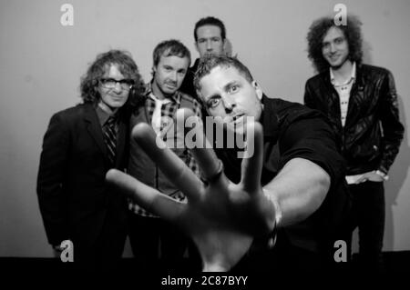 (L-R) die Musiker Drew Brown, Eddie Fisher, Zach Filkins, Ryan Tedder und Brent Kutzle von OneRepublic sind exklusive Portraitshootaufnahmen im Renaissance Hotel in Hollywood. Kredit: Jared Milgrim/Der Fotoreporter Stockfoto