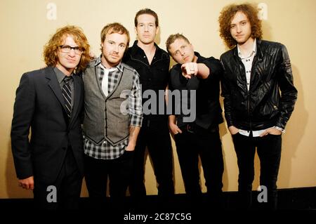 (L-R) die Musiker Drew Brown, Eddie Fisher, Zach Filkins, Ryan Tedder und Brent Kutzle von OneRepublic sind exklusive Portraitshootaufnahmen im Renaissance Hotel in Hollywood. Kredit: Jared Milgrim/Der Fotoreporter Stockfoto