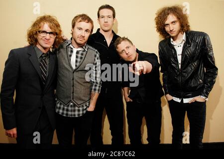 (L-R) die Musiker Drew Brown, Eddie Fisher, Zach Filkins, Ryan Tedder und Brent Kutzle von OneRepublic sind exklusive Portraitshootaufnahmen im Renaissance Hotel in Hollywood. Kredit: Jared Milgrim/Der Fotoreporter Stockfoto