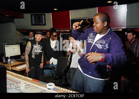 (L-R) Benji Madden, Detail und Joel Madden von Good Charlotte und Sean Kingston in einem Aufnahmestudio, das am 11. Januar 2009 in Los Angeles, Kalifornien, an der neuen Single 'Shoulda Let U Go' arbeitet. Kredit: Jared Milgrim/Der Fotoreporter Stockfoto