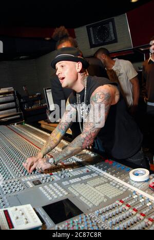 Musiker Benji Madden von Good Charlotte in einem Aufnahmestudio, das am 11. Januar 2009 in Los Angeles, Kalifornien, an der neuen Single 'Shoulda Let U Go' arbeitet. Kredit: Jared Milgrim/Der Fotoreporter Stockfoto