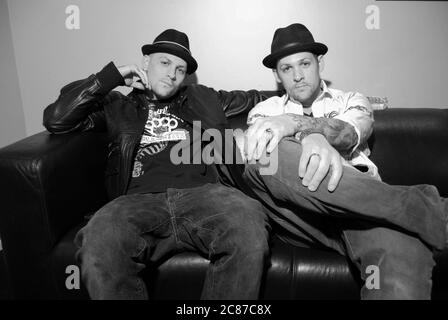 (L-R) Musiker und identische Zwillingsbrüder Benji Madden und Joel Madden von Good Charlotte Portrait, während sie in einem Aufnahmestudio an der neuen Single 'Shoulda Let U Go' am 11. Januar 2009 in Los Angeles, Kalifornien, arbeiteten. Kredit: Jared Milgrim/Der Fotoreporter Stockfoto