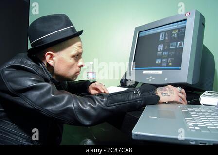 Musiker Benji Madden von Good Charlotte am Computer in einem Aufnahmestudio, der am 11. Januar 2009 in Los Angeles, Kalifornien, an der neuen Single 'Shoulda Let U Go' arbeitet. Kredit: Jared Milgrim/Der Fotoreporter Stockfoto