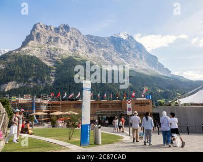 Eiger, Schweiz - 01/8/2019: Blick auf den Eiger Nordwand vom Touristenzentrum im Dorf Grindelwald Stockfoto