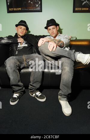 (L-R) Musiker und identische Zwillingsbrüder Benji Madden und Joel Madden von Good Charlotte Portrait, während sie in einem Aufnahmestudio an der neuen Single 'Shoulda Let U Go' am 11. Januar 2009 in Los Angeles, Kalifornien, arbeiteten. Kredit: Jared Milgrim/Der Fotoreporter Stockfoto