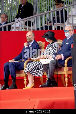Brüssel, Belgien. Juli 2020. Prinzessin Astrid, Prinz Lorenz und Prinz Laurent von Belgien am Paleizenplein in Brussel, am 21. Juli 2020, um an der feierlichen Feier anlässlich des Nationaltages von Belgien teilzunehmen.Quelle: Albert Nieboer/ Niederlande OUT/Point de Vue OUT  /dpa/Alamy Live News Stockfoto