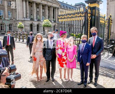 Brüssel, Belgien. Juli 2020. König Filip, Königin Mathilde, Prinzessin Elisabeth, Prinz Gabriël, Prinz Emmanuel und Prinzessin Eléonore von Belgien am Paleizenplein in Brussel, am 21. Juli 2020, um an der feierlichen Feier anlässlich des Nationaltages von BelgienCredit: Albert Nieboer/ Netherlands OUT/Point de Vue OUT  /dpa/Alamy Live News Stockfoto