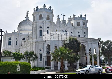 Die Heilige Herz katholische Kirche im historischen östlichen Ende der Galveston Insel in Texas. Das reich verzierte, weiße französisch-romanische Gebäude leuchtet in der Sonne. Stockfoto