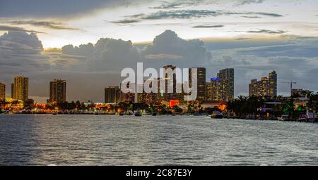 Skyline von Miami bei Nacht - Panoramabild. Miami Innenstadt. Stockfoto