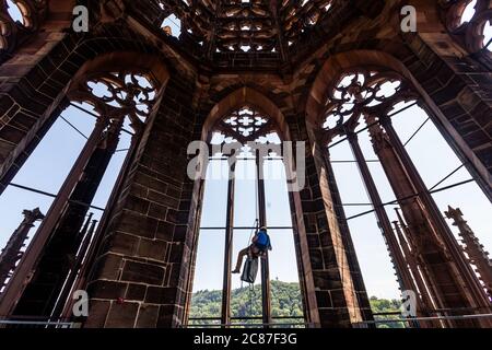 Freiburg Im Breisgau, Deutschland. Juli 2020. Ein Industriekletterer seils nach dem Absuchen des Felsens das Innere des Freiburger Domes hinunter. Die Steinmetze der Münsterbauhütte inspizieren den Felsen des Freiburger Münster in einer Höhe von bis zu 116 Metern auf Risse, Sprünge und andere Schäden, die die Stabilität des Gebäudes beeinträchtigen oder Passanten auf dem Münsterplatz durch herabfallende Bruchstücke verletzen könnten. Quelle: Philipp von Ditfurth/dpa/Alamy Live News Stockfoto