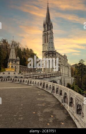 Blick auf die Kathedrale in Lourdes, Frankreich bei Sonnenuntergang Stockfoto