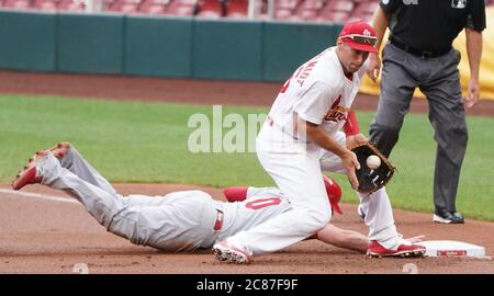 St. Louis, Usa. Juli 2020. St. Louis Cardinals erster Baseman Paul Goldschmidt nimmt den Wurf von Pitcher Dakota Hudson als Base Runner Austin Dean taucht zurück in die erste Basis während eines Inter-Squad Spiel im Busch Stadium in St. Louis am Dienstag, 21. Juli 2020. Foto von Bill Greenblatt/UPI Kredit: UPI/Alamy Live News Stockfoto