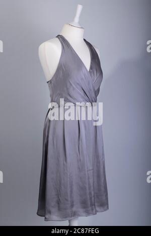 Ein Schneider Mannequin gekleidet in einem grauen Kleid Stockfoto