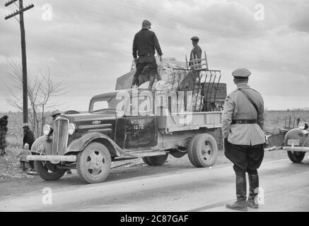 Staatsautobahn Beamten bewegen Pächter weg von Straßenrand zu Bereich zwischen Deich und Mississippi Fluss, New Madrid County, Missouri. Januar 1939 Stockfoto