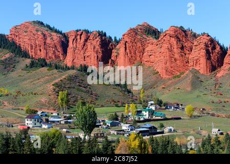 Jeti Oguz und Seven Bulls Rock in der Issyk-Kul Region im ländlichen Kirgisistan. Kleines Dorf mit Häusern umgeben von Natur in Zentralasien. Stockfoto