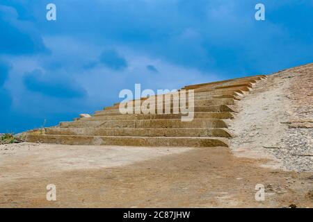 Stufen Zum Gipfel Des Hügels. Sieht Wunderschön Aus Auf Blue 01 Stockfoto